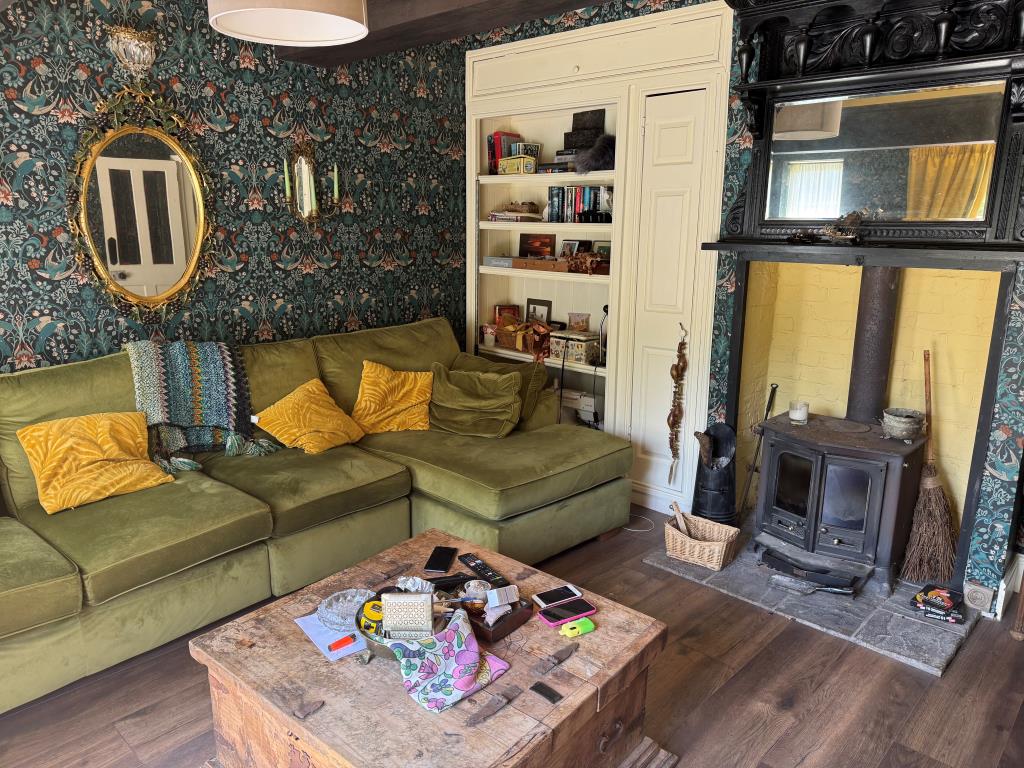 Lot: 159 - DETACHED BUNGALOW WITH POTENTIAL ON 1.6 ACRE PLOT - The Living Room
